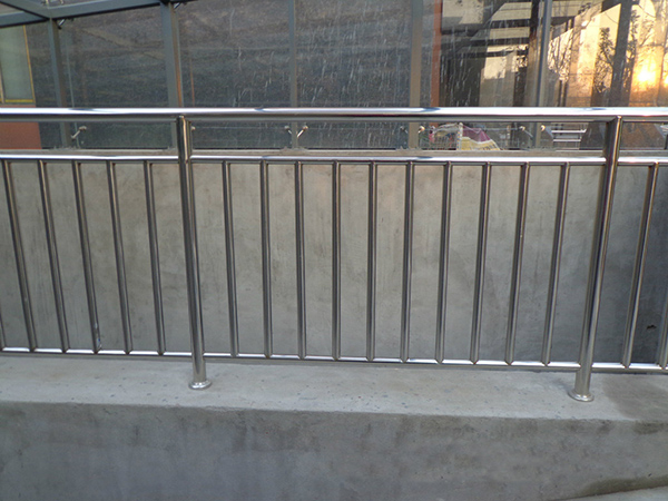 不锈钢栏杆-重庆新益门窗厂