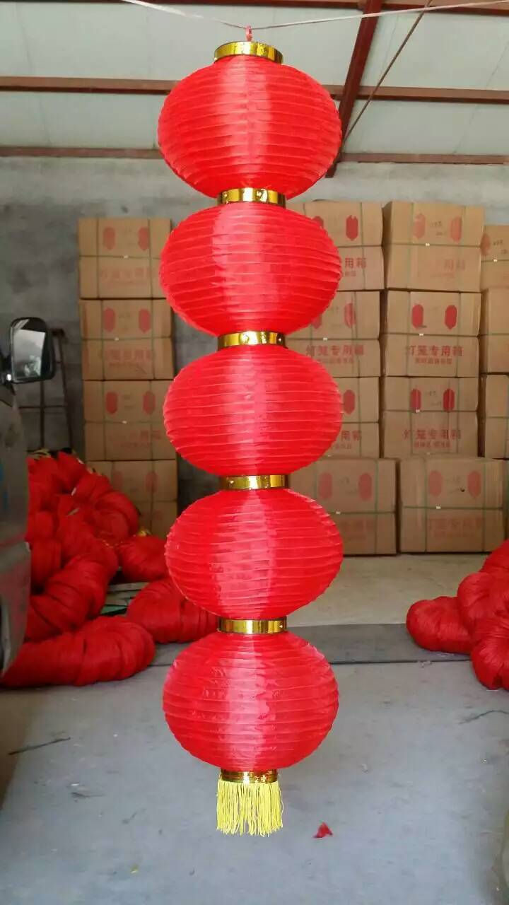 其中以泉州式为中国灯笼的代表.  从种类上分:宫灯,纱灯,吊灯等.
